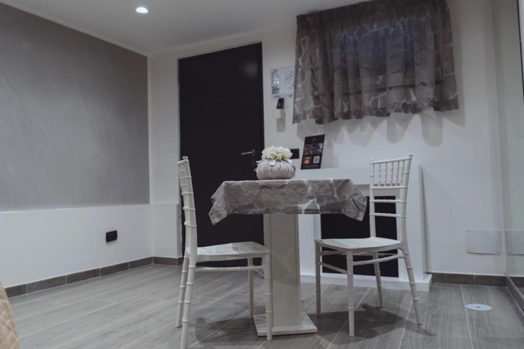 Dl Luxury B&B Наполи Стая снимка